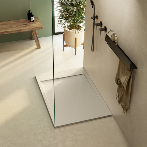 Receveur de douche extra plat 3 cm MAGNUS LAVABERG Beige RAL 1013 — installé dans une salle de bain moderne