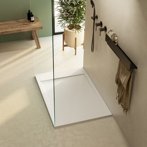 Receveur de douche extra plat 3 cm MAGNUS LAVABERG Blanc RAL 9003 — installé dans une salle de bain moderne