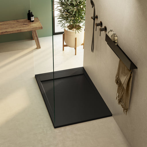 Receveur de douche extra plat 3 cm MAGNUS LAVABERG Noir RAL 9005 — installé dans une salle de bain moderne