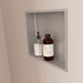 Niche de Douche Murale NOOK 30 Gris - ITALBOX Sanizeo - installée dans une salle de bain avec support shampoing