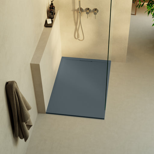 Receveur de douche extra plat 3 cm RAGNAR LAVABERG Anthracite RAL 7016 — installé dans une salle de bain moderne