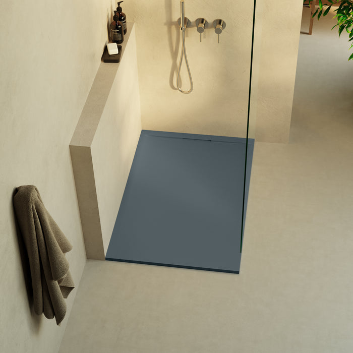 Receveur de douche extra plat 3 cm RAGNAR LAVABERG Anthracite RAL 7016 — installé dans une salle de bain moderne