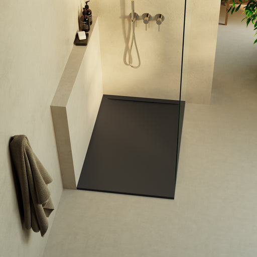Receveur de douche extra plat 3 cm RAGNAR LAVABERG Noir RAL 9005 — installé dans une salle de bain moderne