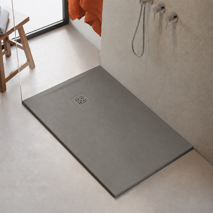 Receveur de douche HALDOR gris taupe LAVABERG installé dans une salle de bain