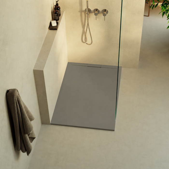 Receveur de douche RAGNAR gris taupe LAVABERG installé dans une salle de bain